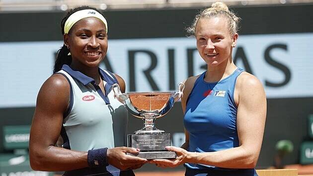 Kateřina Siniaková (vpravo) a Coco Gauffová s trofejí pro vítězky ženské čtyřhry Roland Garros.