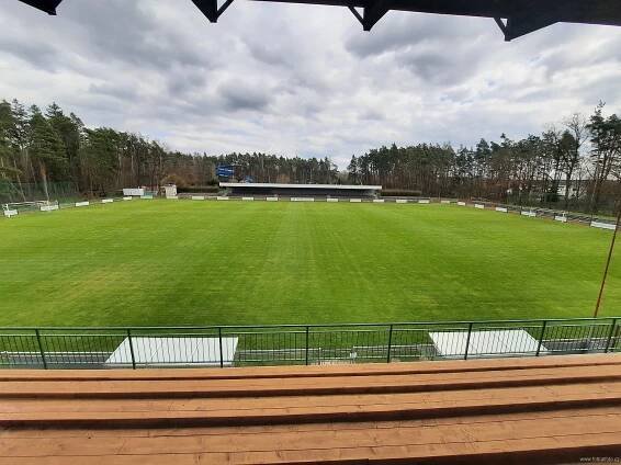 Třebechovice - 20210423 - 441a © M. Pavelka Hlavní hřiště: 105 * 100 :=((, bez dráhy, umělá závlaha, bez osvětlení