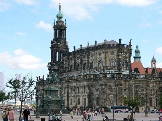 Hofkirche z náměstí Theaterplatz