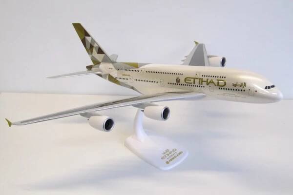 1:200 Airbus A380-861 Etihad Airways Mid ′′2010s - Facets of Abu Dhabi′′ Colors (Snap-Fit)