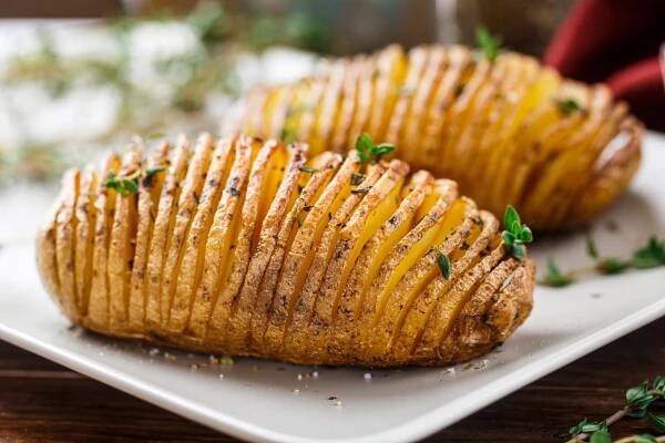 BRAMBORY HASSELBACK V SÝROVO-BYLINKOVÉ OMÁČCE