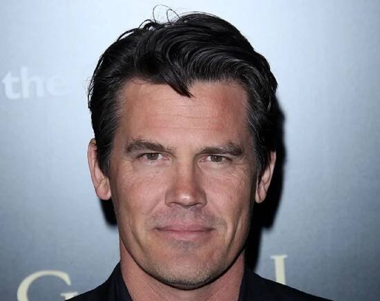 Josh Brolin arrives at the Bvlgari Hosts Funraiser for Save The Children - 2011