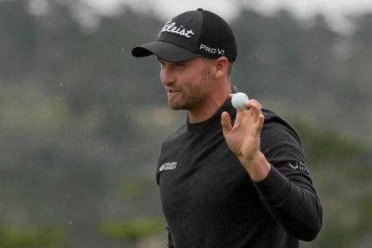 Wyndham Clark breaks course record to take outright lead at Pebble Beach