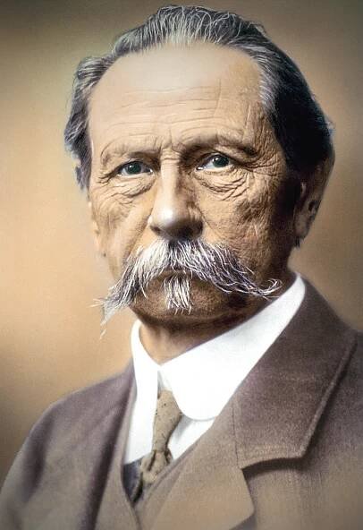 LIGNES/auto visits Gottlieb Daimler – LIGNES/auto