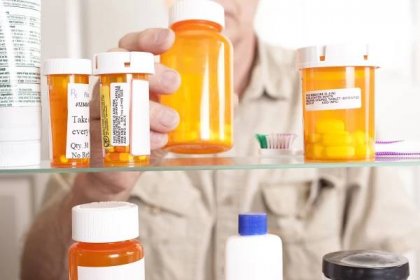 Starší dospělý muž dostává léky na předpis ze své lékárničky
