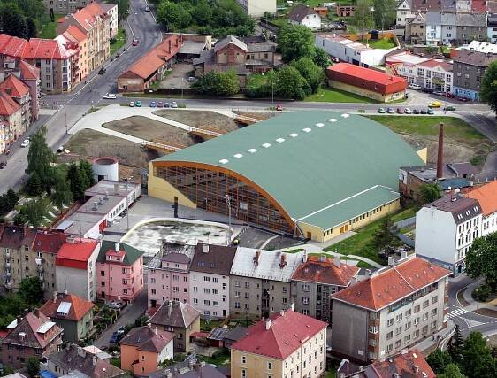 Zimní stadion poškozuje spodní voda, bude se jí zavlažovat fotbalový trávník