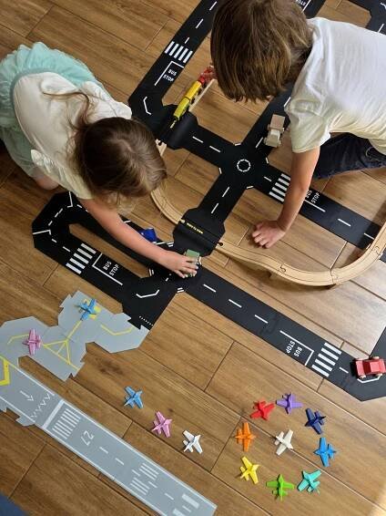 TODDLEROAD 2195 ŽELEZNIČNÍ PŘEJEZD SE SILNICÍ - flexibilní silnice - 2 silikonové puzzle díly - Eduhracky.eu