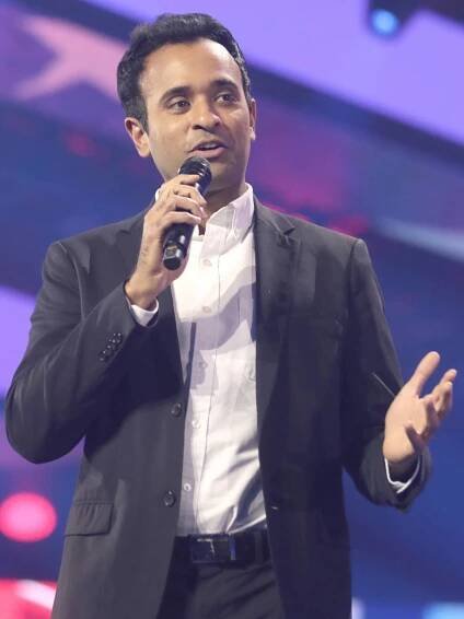Vivek Ramaswamy (* 9. srpna 1985) je americký podnikatel. Je kandidátem v prezidentských primárkách Republikánské strany v roce 2024. ▬ Ramaswamy se narodil v Cincinnati rodičům indických přistěhovalců. Vystudoval Harvard College a Yale Law School. Ramaswamy založil biofarmaceutickou společnost Roivant Sciences v roce 2014 poté, co pracoval jako investiční partner. ▬ Poté, co senátor Rob Portman oznámil svůj odchod do důchodu, v médiích se objevily spekulace, že Ramaswamy bude kandidovat ve volbách v roce 2022, aby ho nahradil, ale nakonec odmítl. V únoru 2023 oznámil Ramaswamy svou kandidaturu na nominaci Republikánské strany na prezidenta ve volbách v roce 2024.