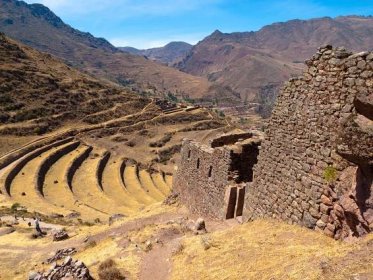 na co byla rozdělena říše Inků?
