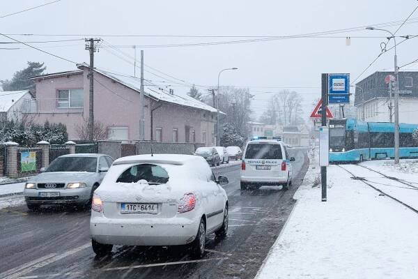FOTO: Ostravu o víkendu zasypal sníh. Takto vypadala situace na silnicích