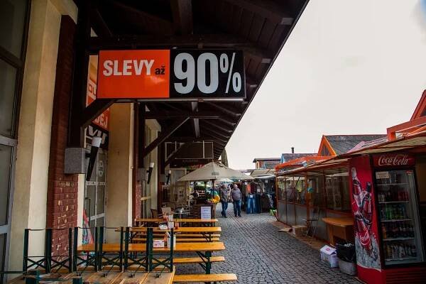 Holešovická tržnice: Kulturní památka stále v obležení vietnamských stánkařů