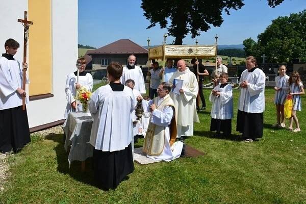 Společná slavnost Těla a Krve Páně v Nové Hradečné s novým trvalým jáhnem Alešem Veselíkem | Fotogalerie | Farnosti Nová