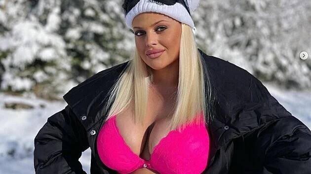Charlotte Štiková těší odvážnými fotkami své fanoušky na Instagramu (2022).