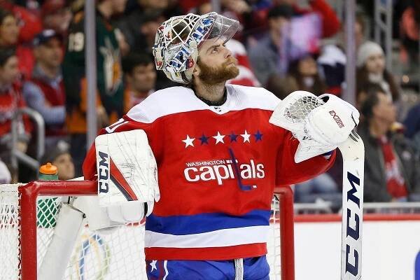 Trable posily Canucks. Holtby neměl papíry, nepustili ho přes hranice!