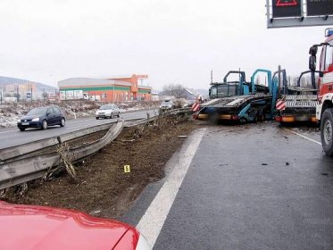 Nehoda dvou kamionů uzavřela dálnici D5 u Berouna směrem na Prahu