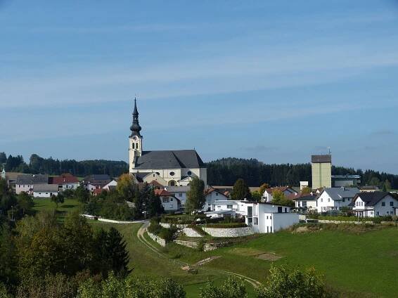 Soubor:Reichenthal Pfarrkirche - Ansicht von Schloss Waldenfels.jpg