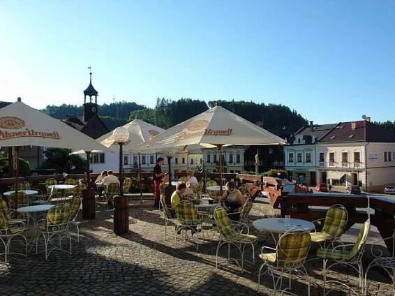 Pohled z terasy penzionu na náměstí - ubytování Jablonné nad Orlicí - foto 4