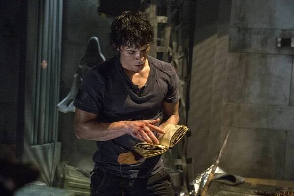 Prvních 100 - Contents Under Pressure - Z filmu - Bob Morley