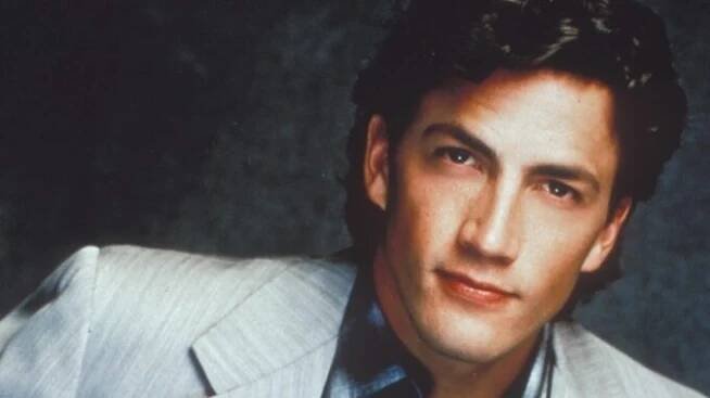Billy z Melrose Place po 28 letech: Andrew Shue nechal narůst vousy, zešedivěl a v 53 letech je to pořád fešák