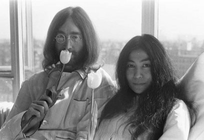 Yoko Ono, tohle je tvůj život: Lennonova životní láska kradla Beatles sušenky a svlékala se na veřejnosti