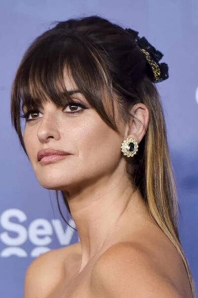 Penelope Cruz long brown hair with highlights and bangs