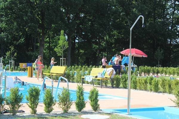 FOTO, VIDEO: Koupaliště v Janovicích zahájilo sezonu, má slanou vodu i wi-fi