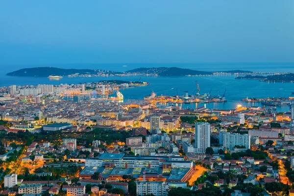 Das schöne Toulon liegt rund 70 Kilometer südostlich von Marseille.