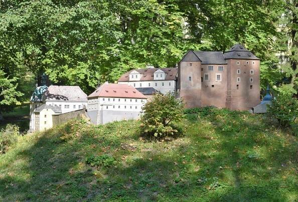 Hluboká, Karlštejn i Loket. V Parku Bohemium jsou k vidění miniatury památek