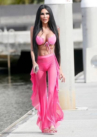 Silikonová Barbie Tara Jayne chrastí kostmi, ale melouny praskají ve švech! Lékaři mají strach
