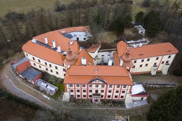 Fotky: Zámek býval plný vycpaných tygrů a medvědů. Teď hledá nového majitele