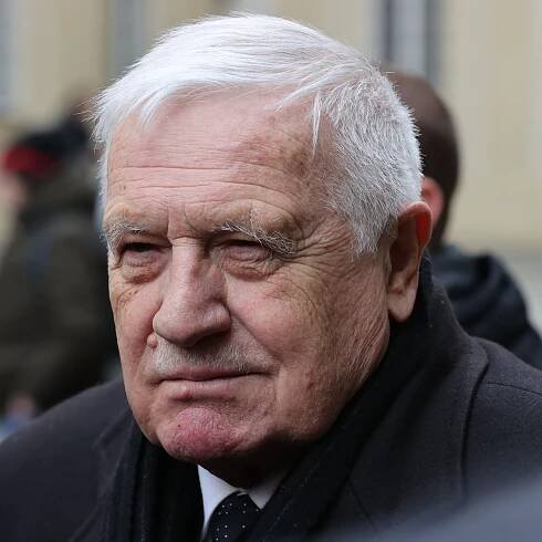 Přijmout euro není nutné, řekl bývalý prezident Klaus. Vyzval vládu k referendu