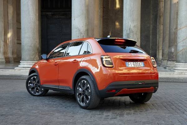 Fiat představil novou šestistovku. Nástupce 500X přijíždí jako elektromobil, příští rok dorazí hybrid