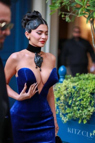 Kylie Jennerová zazářila v Paříži: Výstřih až na zem!