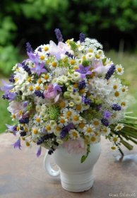 Svatební kytice luční do fialova