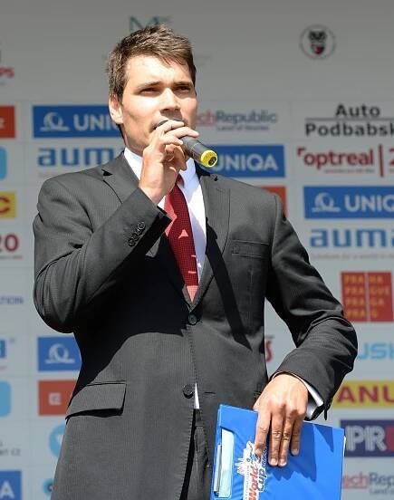 Moderátor Daniel Stach, nová tvář koronaviru: Proč hezouna z ČT Česko tak zbožňuje?!