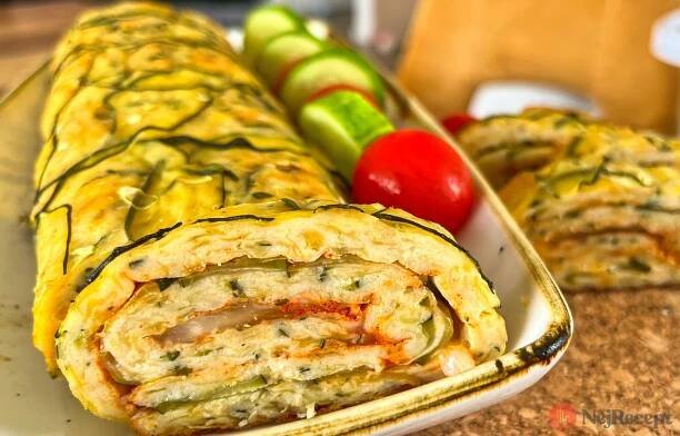 Perfektní slaná cuketová roláda se sýrem podle mého receptu. Vaši hosté si jistě řeknou o recept.