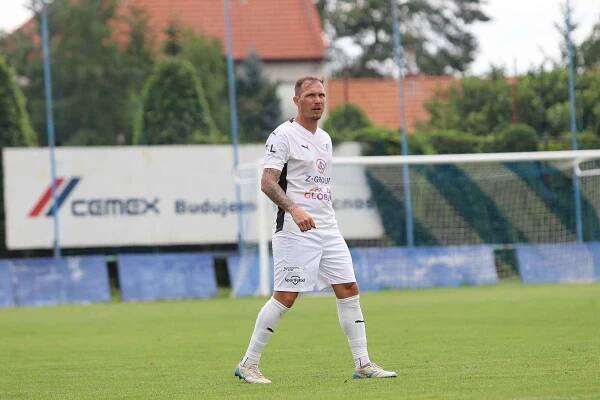 Fotbalisté Slovácka B (bílé dresy) na úvod letní přípravy přestříleli Kozlovice 5:4.