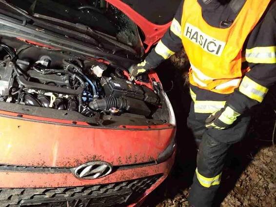 Po nehodě poblíž Strážnice zůstalo převrácené auto. Foto: hasiči