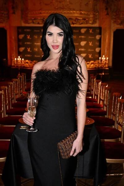 FOTO: Krásná herečka z filmů pro dospělé Lady Dee vynesla šaty s peříčky a luxusní kabelku. – stránka 28