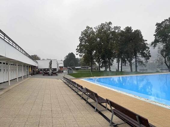 Mimosezonní provoz na koupališti v Brné nabízí termální vodu v rekreačním bazénu a novou finskou saunu.