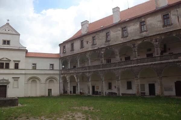 OBRAZEM: Bělá pod Bezdězem má krásný zámek. Za jeho zdmi sídlí muzeum