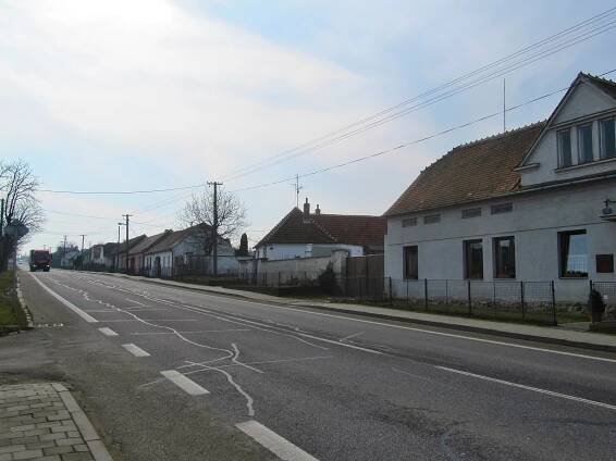 Soubor:Grešlové Mýto, silnice směr Znojmo.jpg