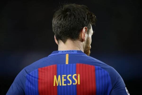 Lionel Messi končí v FC Barcelona. Odchádzam, napísal vo faxe vedeniu klubu. Jeho výkupná klauzula...