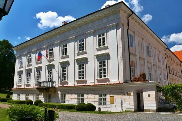 Soubor:Vlašim zámek budova 3.jpg – Wikipedie