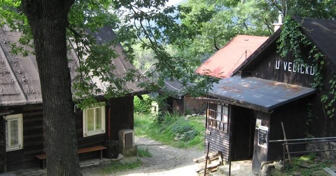 Nejstarší hospoda v Beskydech stojí na úpatí Lysé hory. U Veličků se pivo točí bezmála 200 let
