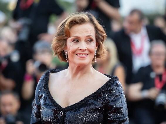 1024px-Sigourney_Weaver-64030 | ReadZone