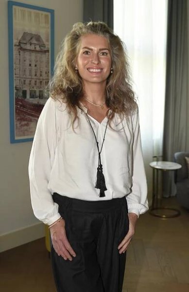 Má šedou hřívu, ale pleť 4 roky před padesátkou bez vrásek: Olga Menzelová vyrazila do společnosti bez make-upu