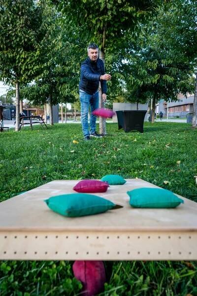 Hra Cornhole - zábava na firemní akci i originální teambuilding
