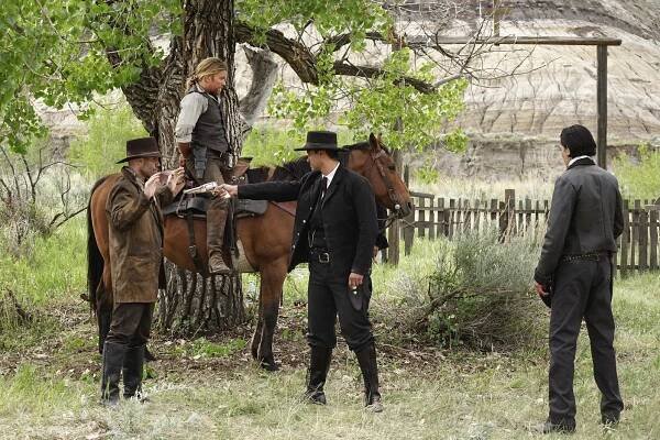 Conrad Pla, Jonathan Scarfe, Raúl Herrera, Zak Santiago - Hell on Wheels - Life's a Mystery - Z filmu