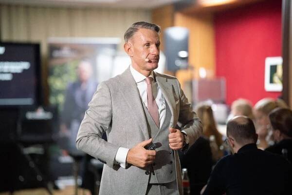 Heinz Bosbach begleitete das Offmarket-Coaching von Alex Fischer mit insgesamt 800 Teilnehmern und zog nach Düsseldorf um. Dort vollzog er eine umfassende Neuentwicklung des Coachings für Immobilienmakler und lancierte ein innovatives Programm mit dem Schwerpunkt auf Akquise, Einkauf und Verkauf von Immobilien, das einen beeindruckenden WOW-Faktor aufwies.